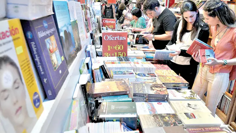 Visitantes en uno de los stands de la Feria Internacional del Libro de Santa Cruz. VOCES Y APUNTES