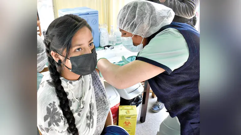 Una estudiante recibe la vacuna en su establecimiento educativo, en La Paz. APG