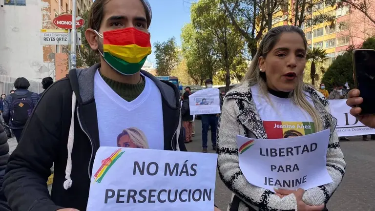 Los hijos de Jeanine &Aacute;&ntilde;ez, en la movilizaci&oacute;n de este martes 14 de junio, en La Paz. URGENTE.BO