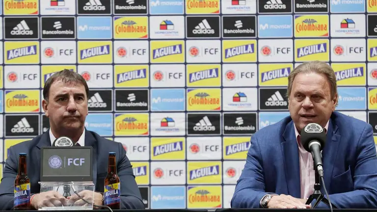 Néstor Lorenzo (i) habla durante su presentación como nuevo entrenador de la Selección Colombia junto al Presidente de la Federación Colombiana de Fútbol, Ramón Jesurún, hoy, en Bogotá (Colombia). EFE
