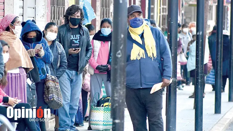 Personas en la calle abrigadas ante las bajas temperaturas en Cochabamba. ARCHIVO-DICO SOLÍS
