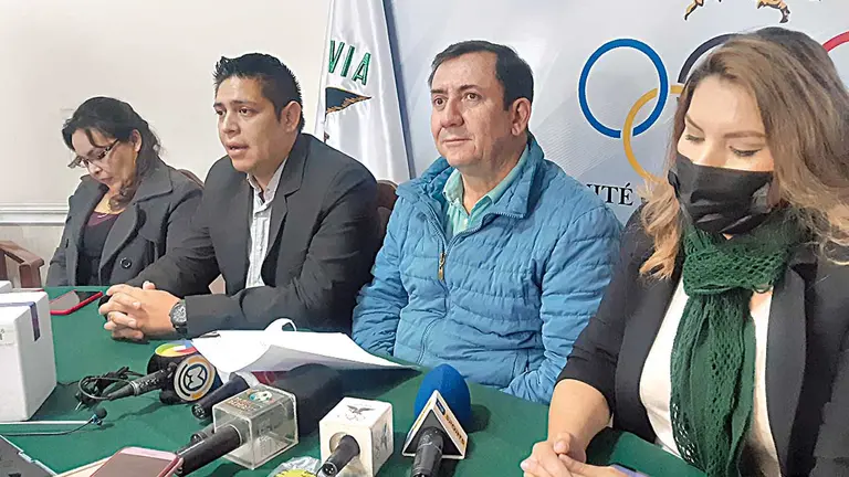 Marco Arze (d), presidente del COB. COB