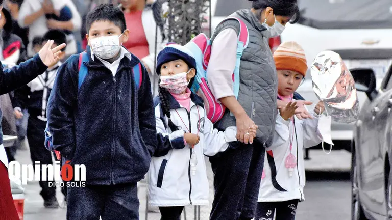 Niños abrigados y con barbijos van a pasar clases en Cochabamba. DICO SOLIS