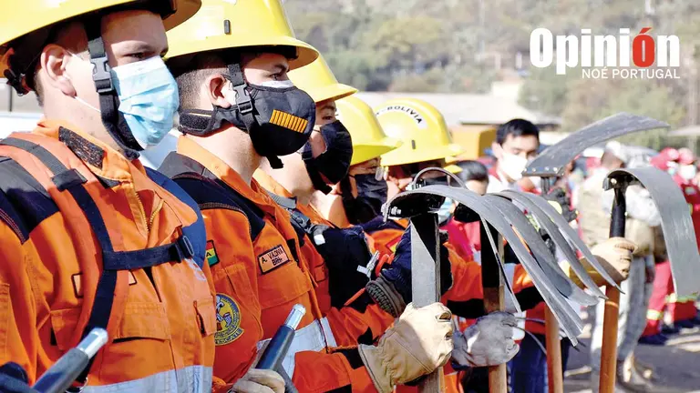 Voluntarios de grupos que trabajan en la protección del Parque Tunari. NOÉ PORTUGAL