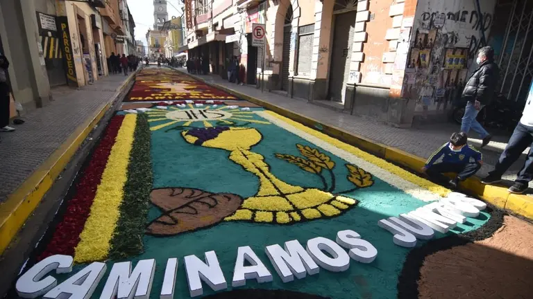 Los mosaicos florales en una de las calles del centro de la ciudad de Cochabamba, este 16 de junio. NO&Eacute; PORTUGAL