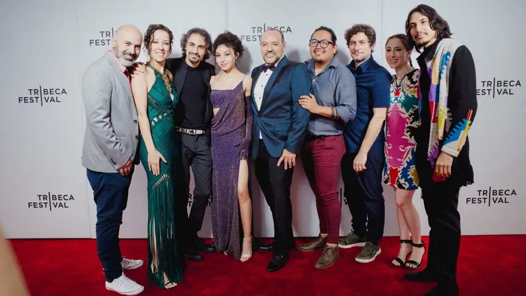 El equipo de producci&oacute;n de "El visitante" en la alfombra roja de Tribeca.     CORTES&Iacute;A