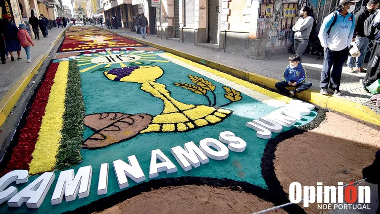 Los mosaicos florales elaborados por estudiantes en la ciudad de Cochabamba, este 16 de junio.           NOÉ PORTUGAL