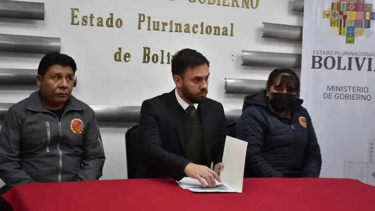 El ministro de Gobierno y dirigentes del Alto durante una conferencia de prensa.