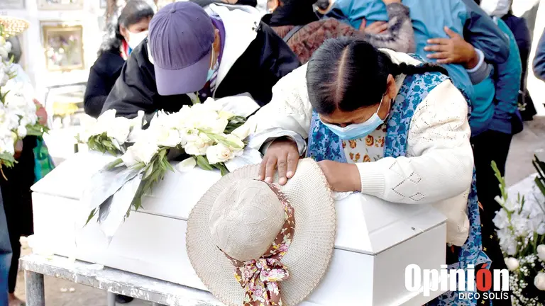 Familia llora la muerte del niño Emir, victimado por su progenitora en Cochabamba.        DICO SOLÍS 