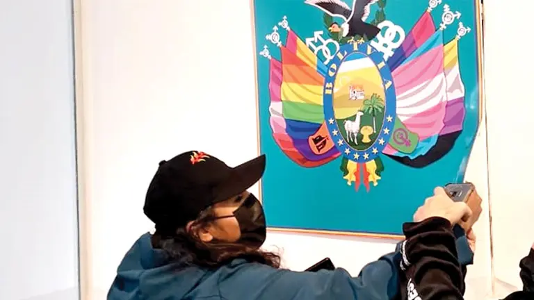 Momentos en que la obra es arrancada de la pared para luego ser destruida.            EL DEBER