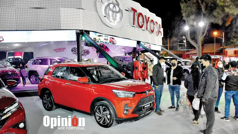 Jóvenes visitan el stand de Toyosa en la Feria Internacional 2022.        NOÉ PORTUGAL