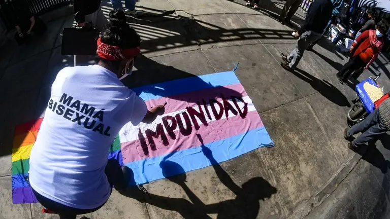 La artista visual Serena Vargas durante su intervenci&oacute;n p&uacute;blica.     DICO SOL&Iacute;S