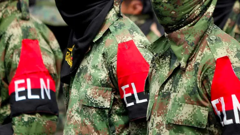 Vista de guerrilleros portando la insignia del Ejército de Liberación Nacional (ELN), en una fotografía de archivo. EFE