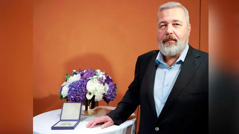 El premio Nobel de la Paz 2021, Dmitry Muratov, redactor jefe del influyente diario ruso Novaya Gazeta, posa con su medalla que subasta en beneficio de los niños ucranianos, este 20 de junio de 2002. EFE