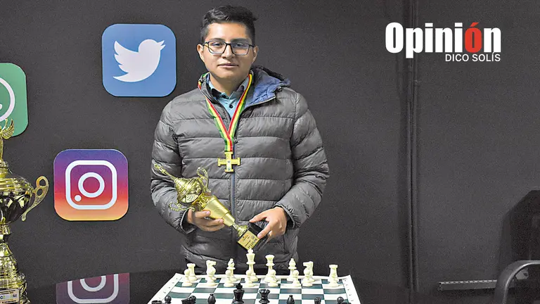 Licael Ticona, ajedrecista cochabambino en el estudio de OPINIÓN. DICO SOLÍS