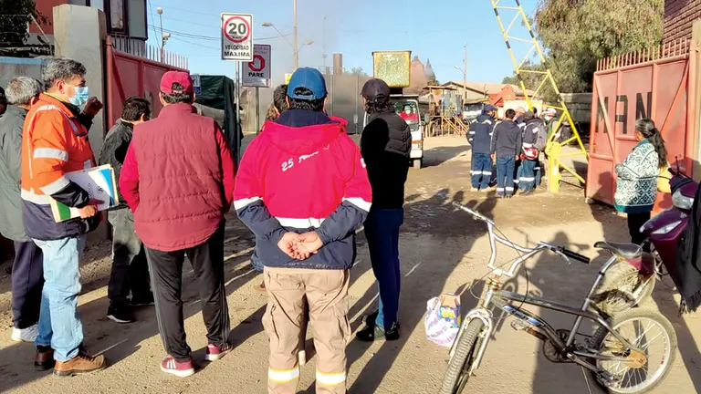 Bloqueo de vecinos de la OTB Villa Paraíso en el ingreso a la planta de asfalto de Proman ayer. CORTESÍA