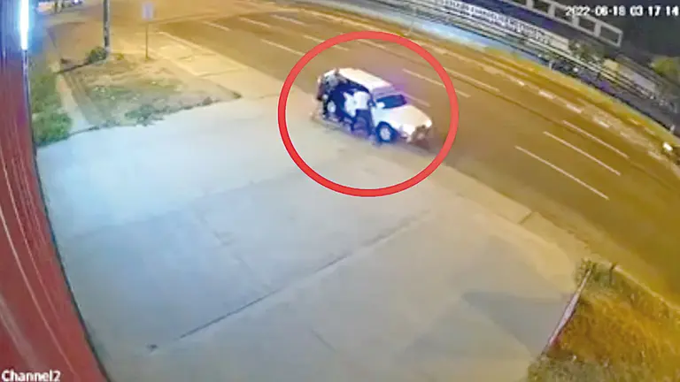 Cámara de vigilancia capta el momento de la agresión física a una mujer en Santa Cruz. CORTESÍA