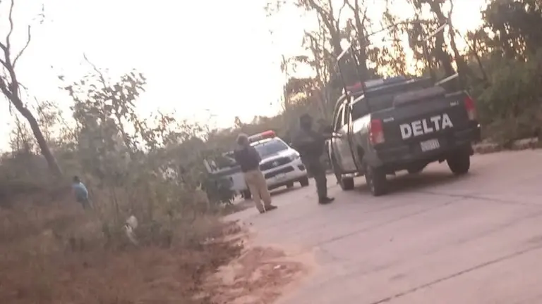 Efectivos policiales en Porongo tras el asesinato de tres polic&iacute;as.  Clave 300