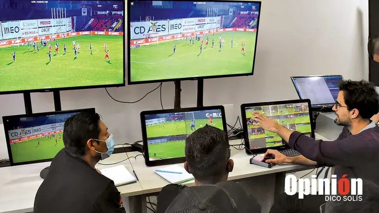 Árbitros, en los cursos de capacitación del VAR. DICO SOLÍS 