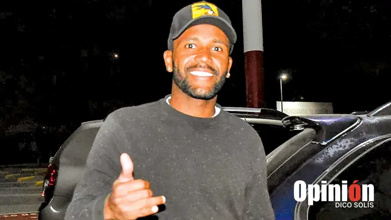 El jugador Willie Barbosa a su llegada al aeropuerto Jorge Wilstermann, para fichar en el Rojo. DICO SOLÍS