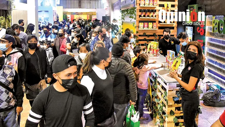 Visita a stands en la Feria Internacional de Cochabamba. DICO SOLÍS.