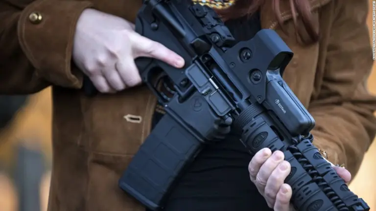 Imagen referencial de un fusil de asalto AR-15, similar a la usada por los asesinos de los polic&iacute;as.