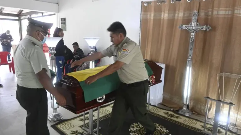 Los restos mortales del sargento Alfonso Ch&aacute;vez, acompa&ntilde;ados por sus camaradas. El efectivo fue asesinado en Porongo junto a otro uniformado y un voluntario del GACIP. APG
