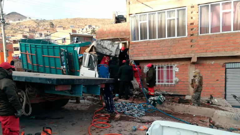 Restos del veh&iacute;culo que sufri&oacute; un accidente en el que muri&oacute; un militar.
