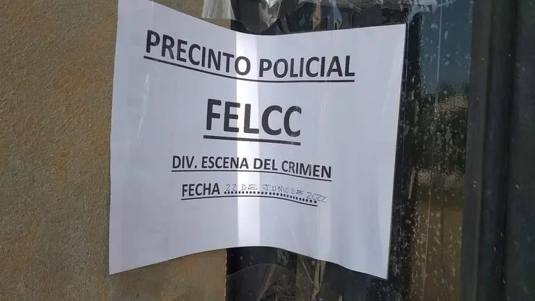 Uno de los condominios precintados en el Urub&oacute;, mientras se realizan los operativos para dar con los asesinos de los uniformados. GIGAVISI&Oacute;N