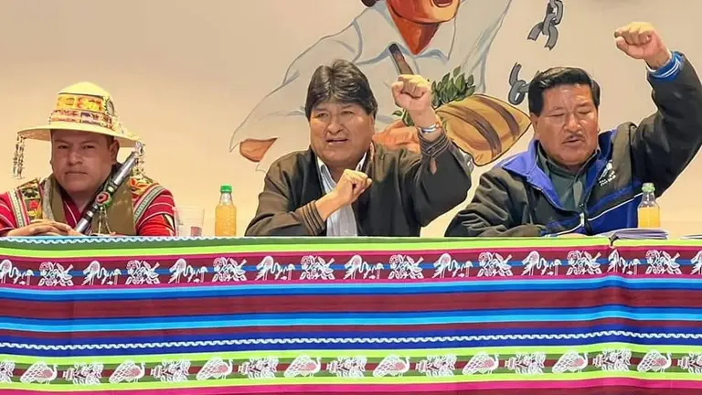El exmandatario Evo Morales y el vicepresidente del MAS, Gerardo Garc&iacute;a, en el ampliado del partido.