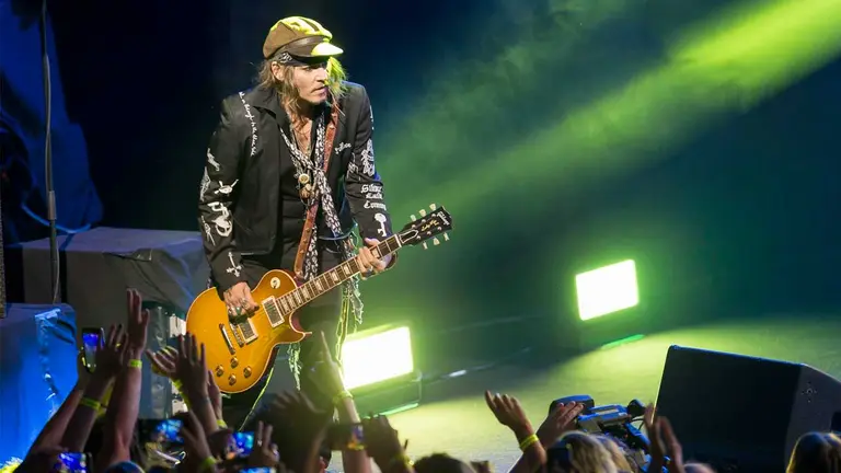 Fotografía de archivo en la que se registró al actor y músico estadounidense Johnny Depp, durante una presentación de la banda Hollywood Vampires, en Montreux (Suiza). EFE