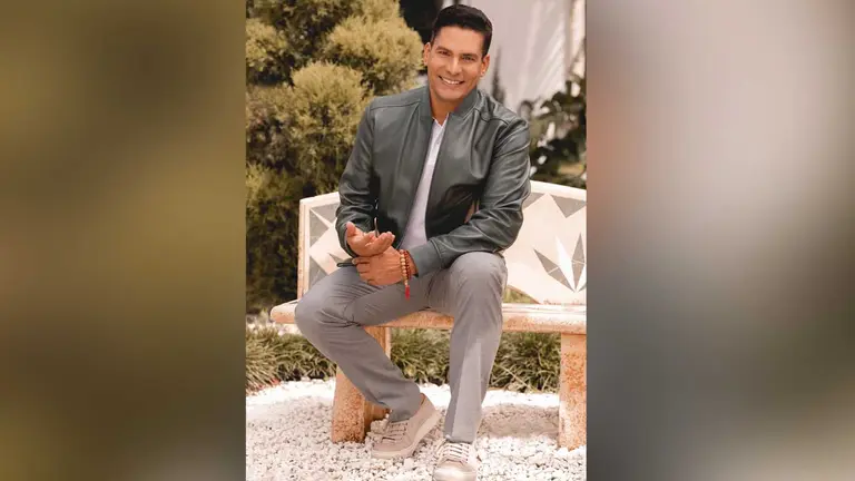 Fotografía cedida por Hispanic Bridge Corp. donde aparece el periodista y presentador televisivo cubano Ismael Cala. EFE