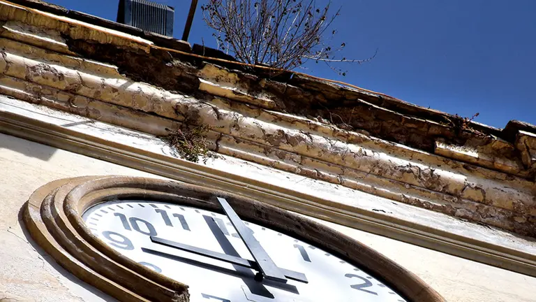 &Aacute;rbol que crece en la torre y deterioro del reloj en la Catedral Metropolitana de Cochabamba.    DICO SOLIS