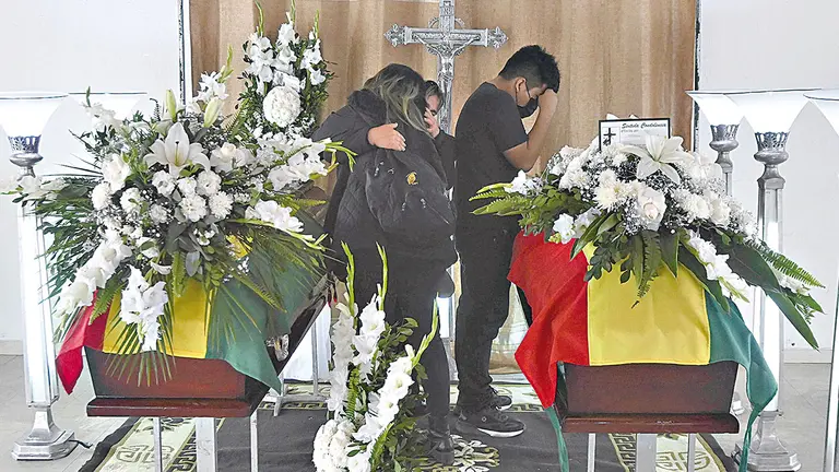Velorio de los polic&iacute;as asesinados en Porongo, Santa Cruz. 	   APG
