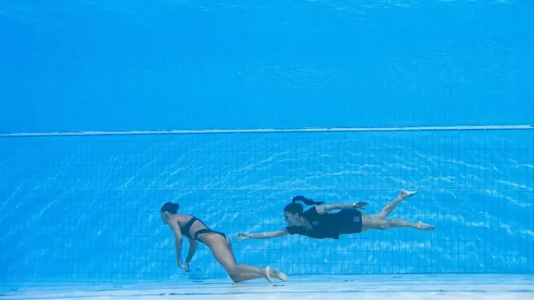 La entrenadora espa&ntilde;ola espa&ntilde;ola Andrea Fuentes rescata a la nadadora Anita &Aacute;lvarez que qued&oacute; desmayada en plena competencia del  Mundial de Nataci&oacute;n que se celebra en Budapest. EL UNIVERSAL