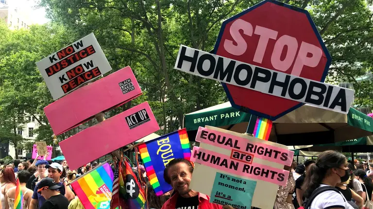 Personas participando en una marcha Orgullo en Nueva York.     EFE