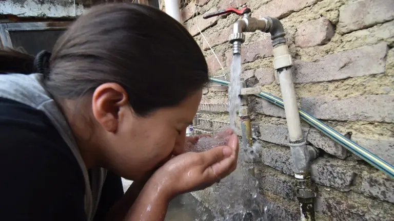 El agua potable en la casa de una familia usuaria de Semapa./ NO&Eacute; PORTUGAL