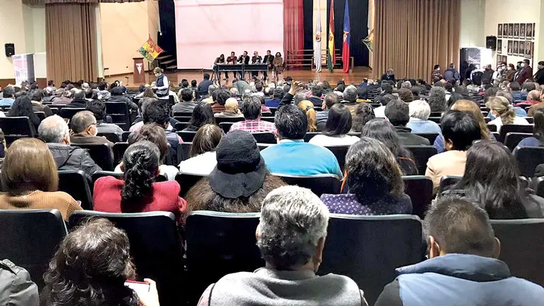 Asamblea docente ayer con miras al III Congreso Universitario. KAREN CARRILLO