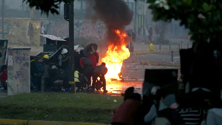 Manifestantes arman barricadas para protegerse durante los enfrentamientos con miembros de la policía a los alrededores de la Casa de la Cultura, ayer en Quito (Ecuador). EFE