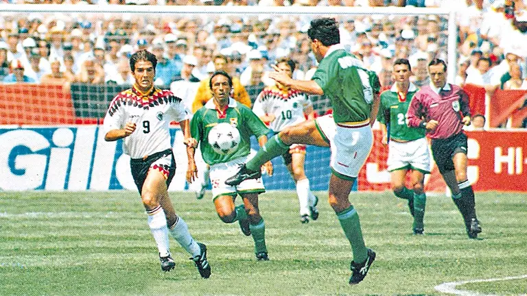 Gustavo Quinteros (d) domina la pelota en el cotejo contra Alemania, en Chicago. HISTORIA DEL FÚTBOL BOLIVIANO