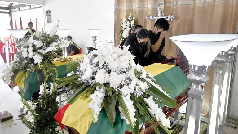 Velan los cuerpos de los policías acribillados en Santa Cruz.  APG