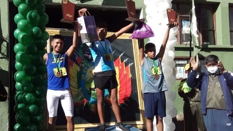 Ronaldo Mosquez con su medalla y premios tras la carrera. ARIEL GUZM&Aacute;N