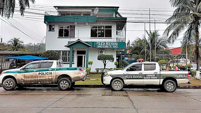 Patrullas policiales frente a oficinas de la FELCC, en Villa Tunari. ARCHIVO