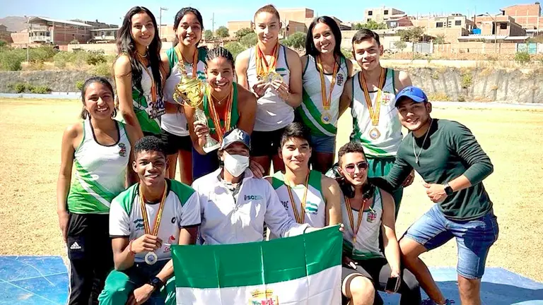 Atletas de Santa Cruz celebran el t&iacute;tulo conseguido en el Nacional U-20.  CR&Eacute;DITO FAB