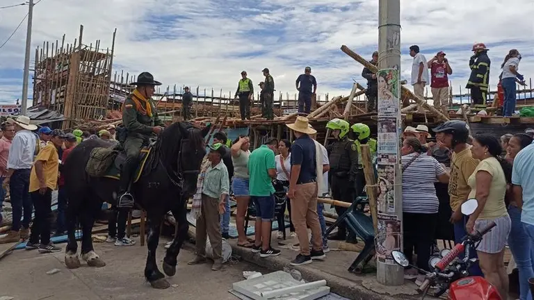 Polic&iacute;as y ciudadanos junto a los escombros que quedaron del derrumbe de un palco en una plaza de toros.       EFE