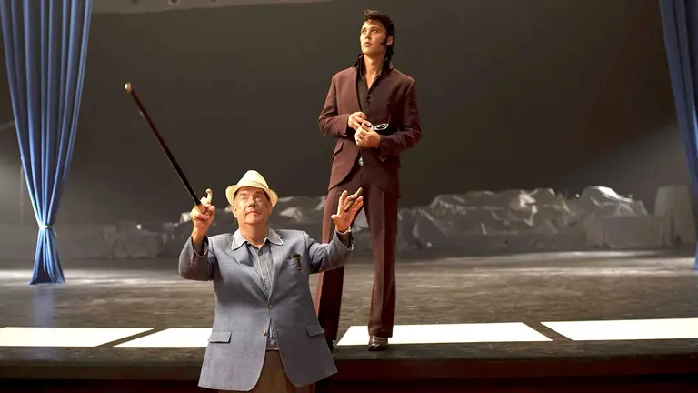 Fotograma cedido por Warner Bros. donde aparece el actor Tom Hanks (i) como el coronel Tom Parker y Austin Butler como Elvis, durante una escena del esperado filme biogr&aacute;fico "Elvis". EFE