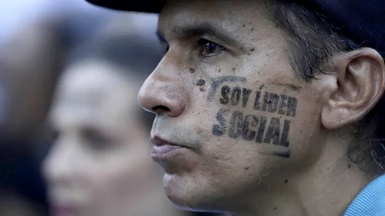 En la imagen un registro de archivo de una marcha de protesta por los constantes ataques y atentados en contra de los líderes sociales en Colombia. EFE