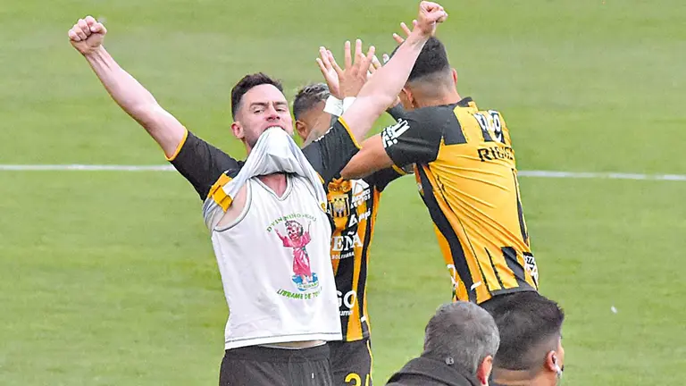 Jugadores del Tigre celebran un gol. APG