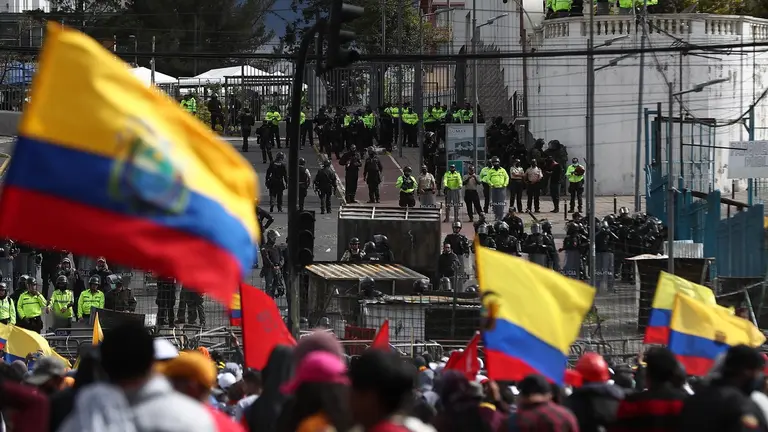Polic&iacute;as y antimotines montan guardia durante el paro nacional.     EFE