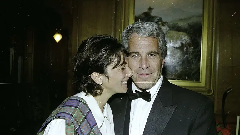 Ghislaine Maxwell junto a Jeffrey Epstein.             ARCHIVO